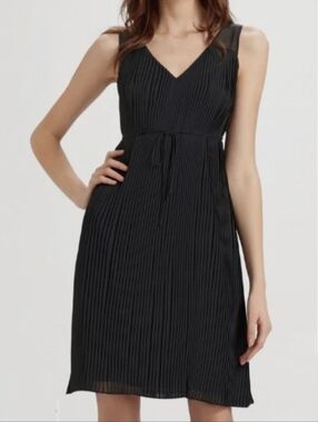Black Pleated V-Neck Sleeveless Dress